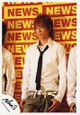 【中古】生写真(ジャニーズ)/アイドル/NEWS NEWS/小山慶一郎/シャツ白・ネクタイ黒・ジーンズ・膝上・背景NEWSロゴ・両手ポケット/公式生写真