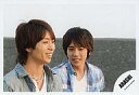 【中古】生写真(ジャニーズ)/アイドル/嵐 嵐/櫻井翔・二宮和也/横型・バストアップ・櫻井デニムシャツ・堤防の前/公式生写真 - ネットショップ駿河屋 楽天市場店