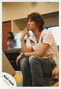 【中古】生写真(ジャニーズ)/アイドル/KAT-TUN KAT-TUN/赤西仁/座り・Tシャツ白・ジーンズ・右手口元/公式生写真
