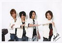 【中古】生写真(ジャニーズ)/アイドル/NEWS NEWS/小山・増田・山下・手越/横型・膝上・ジャケット黒・右腕伸ばし・ジーンズ・背景白/公式生写真
