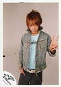 【中古】生写真(ジャニーズ)/アイドル/NEWS NEWS/小山慶一郎/膝上・ジーンズジャケット・水色シャツ・黒ズボン・左手ピース・右手ポケット・背景白/写真左下に「Keiichiro」/公式生写真