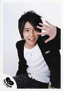 【中古】生写真(ジャニーズ)/アイドル/NEWS NEWS/手越祐也/膝上・ジャケット黒・白シャツ・ジーンズ・左手パー・口半開き/写真左下「Yuya Tegoshi」/公式生写真