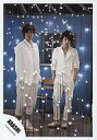 【中古】生写真(ジャニーズ)/アイドル/嵐 嵐/相葉雅紀・二宮和也/全身・衣装白・両手ポケット・光の粒/公式生写真