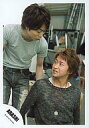 【中古】生写真(ジャニーズ)/アイドル/嵐 嵐/櫻井翔・大野智/櫻井Tシャツグレー・大野座り・櫻井前かがみ・お互いを見る/公式生写真
