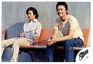 【中古】生写真(ジャニーズ)/アイドル/SMAP SMAP/稲垣吾郎・香取慎吾/横型・ベンチに座り・背景グレーの壁/公式生写真
