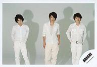 【中古】生写真(ジャニーズ)/アイドル/嵐 嵐/二宮・相葉・櫻井/横型・膝上・衣装白・相葉カメラ目線・背景白/公式生写真(3)