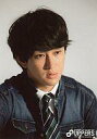【中古】生写真(ジャニーズ)/アイドル/関ジャニ∞ 関ジャニ∞/横山裕/バストアップ・ジーンズジャケット・黒緑ストライプネクタイ・背景白・目線斜め向き/写真右下8UPPERSロゴ/公式生写真