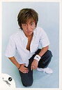 【中古】生写真(ジャニーズ)/アイドル/ジャニーズJr. ジャニーズJr./屋良朝幸/シャツ白・ジーンズ・しゃがみ・全身・カメラ目線/公式生写真