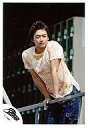 【中古】生写真(ジャニーズ)/アイドル/SMAP SMAP/香取慎吾/膝上・Tシャツ・両手手すり・身を乗り出す/公式生写真