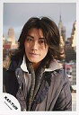 【中古】生写真(ジャニーズ)/アイドル/KAT-TUN KAT-TUN/赤西仁/バストアップ・グレージャケット・襟白・背景街・口閉じ・カメラ目線/公式生写真