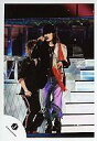 【中古】生写真(ジャニーズ)/アイドル/KAT-TUN KAT-TUN/赤西仁/ライブフォト・ジャケット黒・右手マイク・紫ズボン・後ろにメンバー/公式生写真