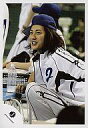 【中古】生写真(ジャニーズ)/アイドル/KAT-TUN KAT-TUN/赤西仁/白ジャージ・青色帽子・右手テーブル・ペットボトル・目線左・微笑/公式生写真