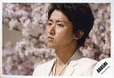 【中古】生写真(ジャニーズ)/アイドル/嵐 嵐/大野智/横型・顔アップ・衣装白・背景桜/公式生写真