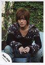 【中古】生写真(ジャニーズ)/アイドル/KAT-TUN KAT-TUN/赤西仁/黒色ひし形模様セーター・両手重ね・ジーンズ・カメラ目線・背景植物/公式生写真