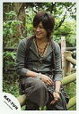 【中古】生写真(ジャニーズ)/アイドル/KAT-TUN KAT-TUN/赤西仁/グレーシャツ・ジーンズ・笑顔・腰にチェック柄シャツ・右腕に腕時計・背景植物/公式生写真