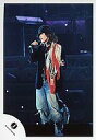 【中古】生写真(ジャニーズ)/アイドル/KAT-TUN KAT-TUN/赤西仁/ライブフォト・全身・ジャケット黒・ダメージジーンズ・右手マイク・黒帽子・左肩赤と金の混色の布・顔左向き/公式生写真
