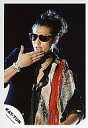 【中古】生写真(ジャニーズ)/アイドル/KAT-TUN KAT-TUN/赤西仁/ライブフォト・上半身・ジャケット黒・ネクタイ・肩に赤と金色混色の布・右手あご・背景黒・サングラス/公式生写真