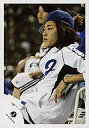 【中古】生写真(ジャニーズ)/アイドル/KAT-TUN KAT-TUN/赤西仁/上半身・白ジャージ・左手ブレスレット・青色帽子・体左向き・後ろに人/公式生写真