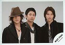 【中古】生写真(ジャニーズ)/アイドル/KAT-TUN KAT-TUN/赤西・中丸・田口/横型・バストアップ・ジャケット黒・赤西帽子・センター中丸・背景グレー/公式生写真