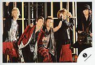 【中古】生写真(ジャニーズ)/アイドル/KAT-TUN KAT-TUN/田口・亀梨・田中・上田・赤西/ライブフォト・横型・膝上・センター田中・左手グー・赤西帽子・田口右手上/公式生写真【タイムセール】