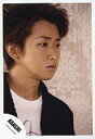 【中古】生写真(ジャニーズ)/アイドル/嵐 嵐/大野智/バストアップ・インナー白・上着黒・目線横/公式生写真