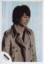 【中古】生写真(ジャニーズ)/アイドル/嵐 嵐/櫻井翔/腰上・薄茶のコート・歯見せ・背景薄緑/公式生写真