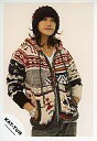 【中古】生写真(ジャニーズ)/アイドル/KAT-TUN KAT-TUN/赤西仁/膝上・赤・白・青混色セーター・紫色ニット帽・両手ポケット・口閉じ・背景白・ジーンズ/公式生写真