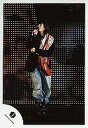 【中古】生写真(ジャニーズ)/アイドル/KAT-TUN KAT-TUN/赤西仁/ライブフォト・ジャケット黒・右手マイク・ダメージジーンズ・背景スクリーン・黒帽子/公式生写真