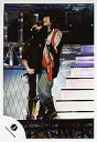 【中古】生写真(ジャニーズ)/アイドル/KAT-TUN KAT-TUN/赤西仁/ライブフォト・全身・ジャケット黒・右手マイク・帽子・後ろにメンバー・ジーンズ/公式生写真