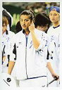 【中古】生写真(ジャニーズ)/アイドル/KAT-TUN KAT-TUN/赤西仁/膝上・白ジャージ・左手耳・後ろに田口・カメラ目線/公式生写真