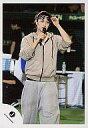 【中古】生写真(ジャニーズ)/アイドル/KAT-TUN KAT-TUN/赤西仁/膝上・グレーパーカー・グレーズボン・左手サングラス・右手マイク・背景球場/公式生写真