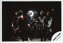 【中古】生写真(ジャニーズ)/アイドル/KAT-TUN KAT-TUN/集合(6人)/横型・背景黒・センター田中・笑顔・白ライト・赤西背を向け/公式生写真