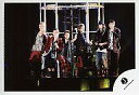 【中古】生写真(ジャニーズ)/アイドル/KAT-TUN KAT-TUN/集合(6人)/ライブフォト・横型・田中左手グー・背景黒・赤西帽子・上田背を向け/公式生写真