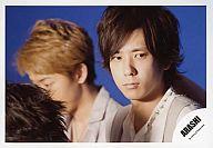 【中古】生写真(ジャニーズ)/アイドル/嵐 嵐/二宮和也/横型・バストアップ・背景大野・右目線/公式生写真
