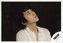 【中古】生写真(ジャニーズ)/アイドル/嵐 嵐/二宮和也/バストアップ・衣装白・目線右上・背景黒/公式生写真