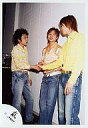 【中古】生写真(ジャニーズ)/アイドル/嵐 嵐/二宮・櫻井・相葉/全身・シャツ黄色・ジーンズ・背景白い壁/公式生写真
