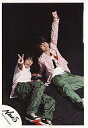 【中古】生写真(ジャニーズ)/アイドル/NEWS NEWS/増田貴久・手越祐也/衣装赤チェック・インナー白・床に座る・手越ピース・背景黒/公式生写真