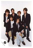 【中古】生写真(ジャニーズ)/アイドル/KAT-TUN KAT-TUN/集合(6人)/全身・赤西、亀梨座り・衣装黒・背景白/公式生写真【タイムセール】