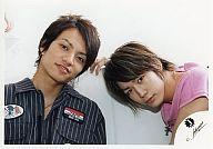 【中古】生写真(ジャニーズ)/アイドル/KAT-TUN KAT-TUN/田中聖・亀梨和也/横型・バストアップ・田中ジャケット黒ストライプ・亀梨Tシャ..