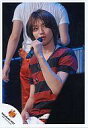 【中古】生写真(ジャニーズ)/アイドル/関ジャニ∞ NAGASHAKI0527:関ジャニ∞/大倉忠義/ライブフォト・上半身・ボーダーシャツ赤黒・左手マイク・目線右/公式生写真