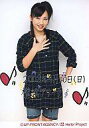 【中古】生写真(ハロプロ)/アイドル/Berryz工房 須藤茉麻/膝上・黒チェック柄シャツ・ハーフパンツ・左手腰・右手胸・背景白/2008年4月20日(日) 横浜アリーナ/公式生写真
