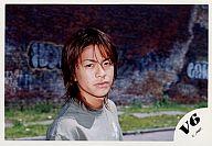 【中古】生写真(ジャニーズ)/アイドル/V6 V6/森田剛/横型・バストアップ・Tシャツ緑・背景レンガの壁/..