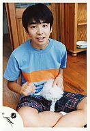【中古】生写真(ジャニーズ)/アイドル/ジャニーズJr. ジャニーズJr./生田斗真/Tシャツ水色・あぐら座り・左手猫・カメラ目線/公式生写真