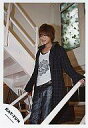 【中古】生写真(ジャニーズ)/アイドル/KAT-TUN KAT-TUN/赤西仁/階段・黒ジャケット・白シャツ・ジーンズ・窓・白の手すり・目線下/公式生写真