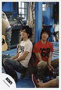 【中古】生写真(ジャニーズ)/アイドル/NEWS NEWS/錦戸亮・小山慶一郎/しゃがみ・錦戸ベージュシャツ・体右向き・ジーンズ・小山赤色シャツ・目線左上・写真右下メンバーの足/公式生写真