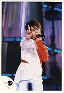 【中古】生写真(ジャニーズ)/アイドル/KAT-TUN KAT-TUN/中丸雄一/ライブフォト・膝上・衣装白・右手人差し指立て・左手マイク/公式生写真