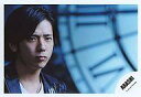【中古】生写真(ジャニーズ)/アイドル/嵐 嵐/二宮和也/横型・顔アップ・衣装黒・背景時計/公式生写真