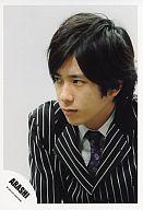 【中古】生写真(ジャニーズ)/アイドル/嵐 嵐/二宮和也/バストアップ・スーツ黒ストライプ・ネクタイ紫・目線左/公式生写真