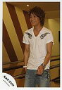 【中古】生写真(ジャニーズ)/アイドル/KAT-TUN KAT-TUN/赤西仁/膝上・白シャツ・ジーンズ・ボウリング場・笑顔/公式生写真