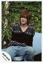 【中古】生写真(ジャニーズ)/アイドル/KAT-TUN KAT-TUN/赤西仁/紫・黒のひし形模様セーター・ジーンズ・両手下・背景植物・目線左側・青色のベンチ/公式生写真